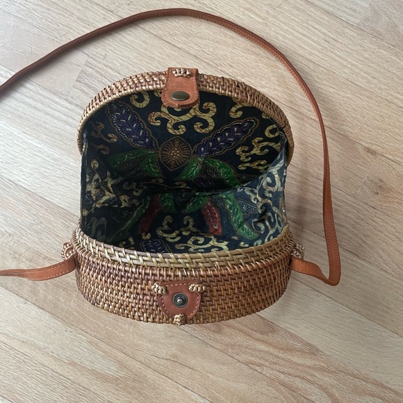 Round Rattan Crossbody Purse New Without Tags - Picture 3 of 8